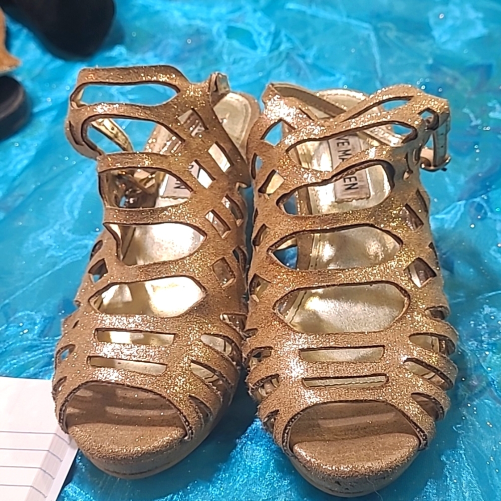 Steve Madden Girls Londynn Heeled Sandal. Size 3, golden color